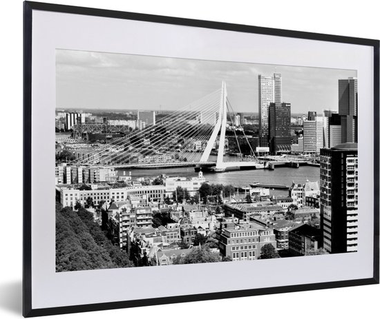 Zwart wit skyline van Rotterdam met de Erasmusbrug fotolijst zwart met witte passe-partout 60x40 cm - Foto print in lijst