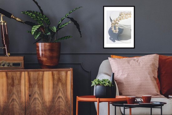 Collier de perles sur socle blanc