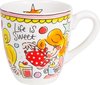 Tasse blanche avec illustration d'une fille blonde versant du thé, texte 'Life is Sweet'. Bordures rose, jaune et blanche.