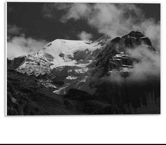 Forex - Zwart met Witte Berg tussen de Wolken - 40x30cm Foto op Forex