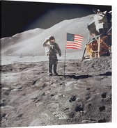 Astronaut gives salute beside U.S. flag (maanlanding) - Foto op Canvas - 60 x 60 cm
