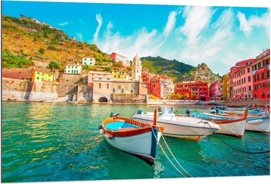 Dibond - Vissersboot aan Berg in Italië - Foto op Aluminium (Wanddecoratie van metaal)