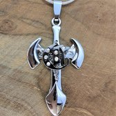 Stoer kruis hanger met hamer en sikkel afgezet met strass in zilverkleurig en metallic grijs kleur.