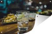 Tuinposters buiten Een gin tonic glas op een houten bar - 90x60 cm - Tuindoek - Buitenposter