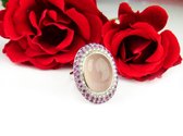 ring in wit goud gezet met roze kwarts cabochon, roze saffier en diamant
