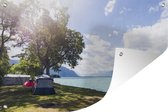 Tuindecoratie Kamperen bij het Meer van Genève - 60x40 cm - Tuinposter - Tuindoek - Buitenposter
