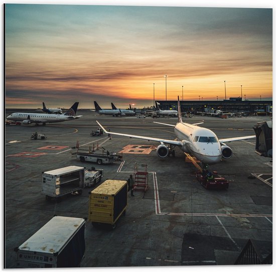 Dibond - Vliegtuigen geparkeerd op Vliegveld - 50x50cm Foto op Aluminium (Met Ophangsysteem)