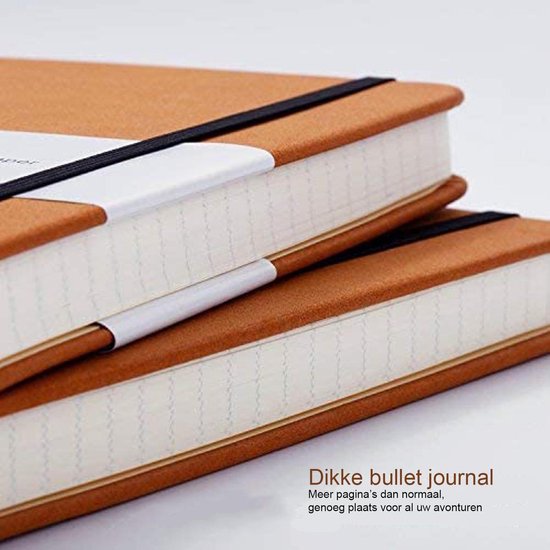 Twee bruine bullet journals met zwarte elastische sluiting en een witte band.