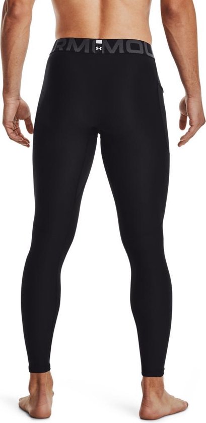Zwarte sportlegging voor heren, van achteren, met grijs 'ARMOUR' op de tailleband.