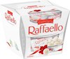 Confiserie Raffaello dans un emballage blanc aux accents rouges. Plusieurs Raffaello sont visibles à l'intérieur.