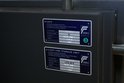 Close-up van certificeringsstickers op de deur van een grijze kluis.