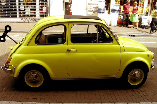 Dibond - Auto - Fiat 500 in geel - 50 x 75 cm.