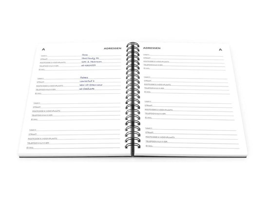Carnet d'adresses ouvert avec adresses et numéros de téléphone remplis sur deux colonnes.