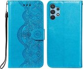 Voor Samsung Galaxy A32 4G Flower Vine Embossing Pattern Horizontale Flip Leather Case met Card Slot & Holder & Wallet & Lanyard (Blue)