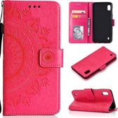 Voor Samsung Galaxy A01 Totem Bloem Reliëf Horizontale Flip TPU + PU Leren Case met Houder & Kaartsleuven & Portemonnee (Rood)