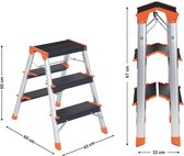 SONGMICS ladder met 3 treden, aluminium ladder, A-vorm, vouwladder, 12 cm brede treden met ribbels aan beide zijden, huishoudtrap, lichte, antislipvoetjes, bestand tegen belastingen tot 150 kg, zilverkleurige GLT23BK
