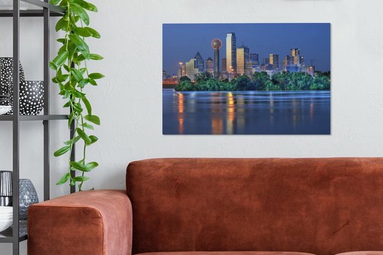 La rivière Trinity avec en arrière-plan les immenses bâtiments de Dallas en soirée Toile 90x60 cm - Tirage photo sur toile (Décoration murale salon / chambre)