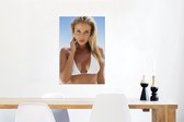 Canvas Schilderij Vrouw die met een witte bikini recht in de camera kijkt - 40x60 cm - Wanddecoratie