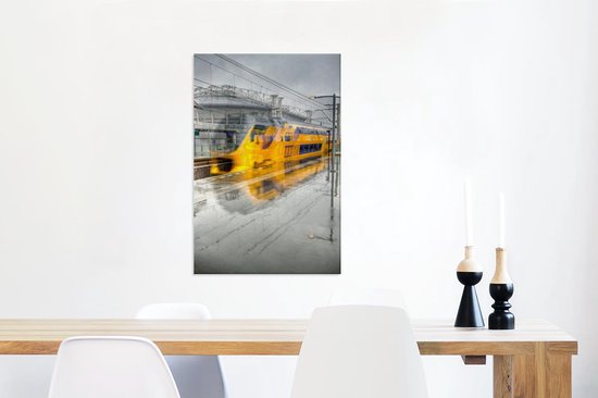 Train abstrait le long de la plate-forme humide à Amsterdam 40x60 cm - Tirage photo sur toile (Décoration murale salon / chambre)
