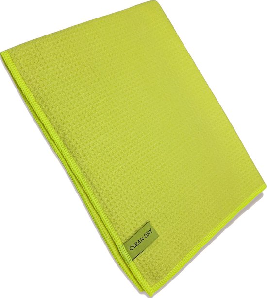 Een felgele microvezeldoek met wafelstructuur en een klein groen label met 'CLEAN DRY'.