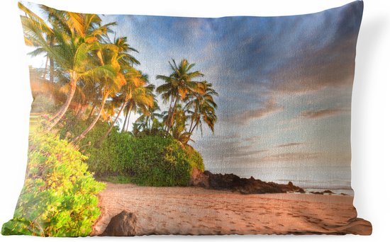 Sierkussen Hawaii voor buiten - Palmbomen hangen scheef op het strand van het Amerikaanse Hawaii - 60x40 cm - rechthoekig weerbestendig tuinkussen / tuinmeubelkussen van polyester