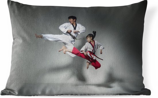 Buitenkussens - Tuin Twee mensen die taekwondo beoefenen - 50x30 cm | bol.com