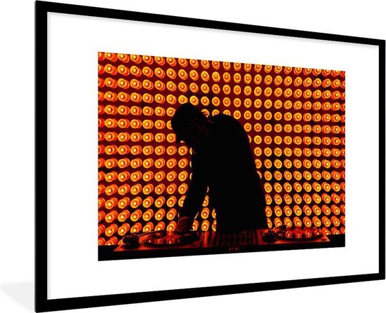 Goneryl operator Behoefte aan Fotolijst incl. Poster - DJ achter een mengpaneel in oranje licht - 120x80  cm -... | bol.com