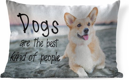 Sierkussen - Honden Quote 'dogs Are The Best Kind Of People' En Een Achtergrond Met Een Hond Op Het Strand