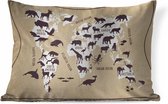 Sierkussens - Kussen - Wereldkaart op bruine achtergrond met namen van continenten en oceanen en illustraties van dieren - 60x40 cm - Kussen van katoen