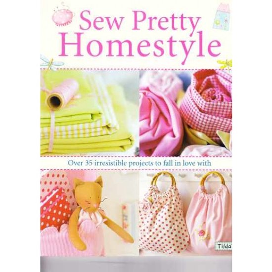 Boekomslag 'Sew Pretty Homestyle' met afbeeldingen van stoffen, tassen en een speelgoedkat.