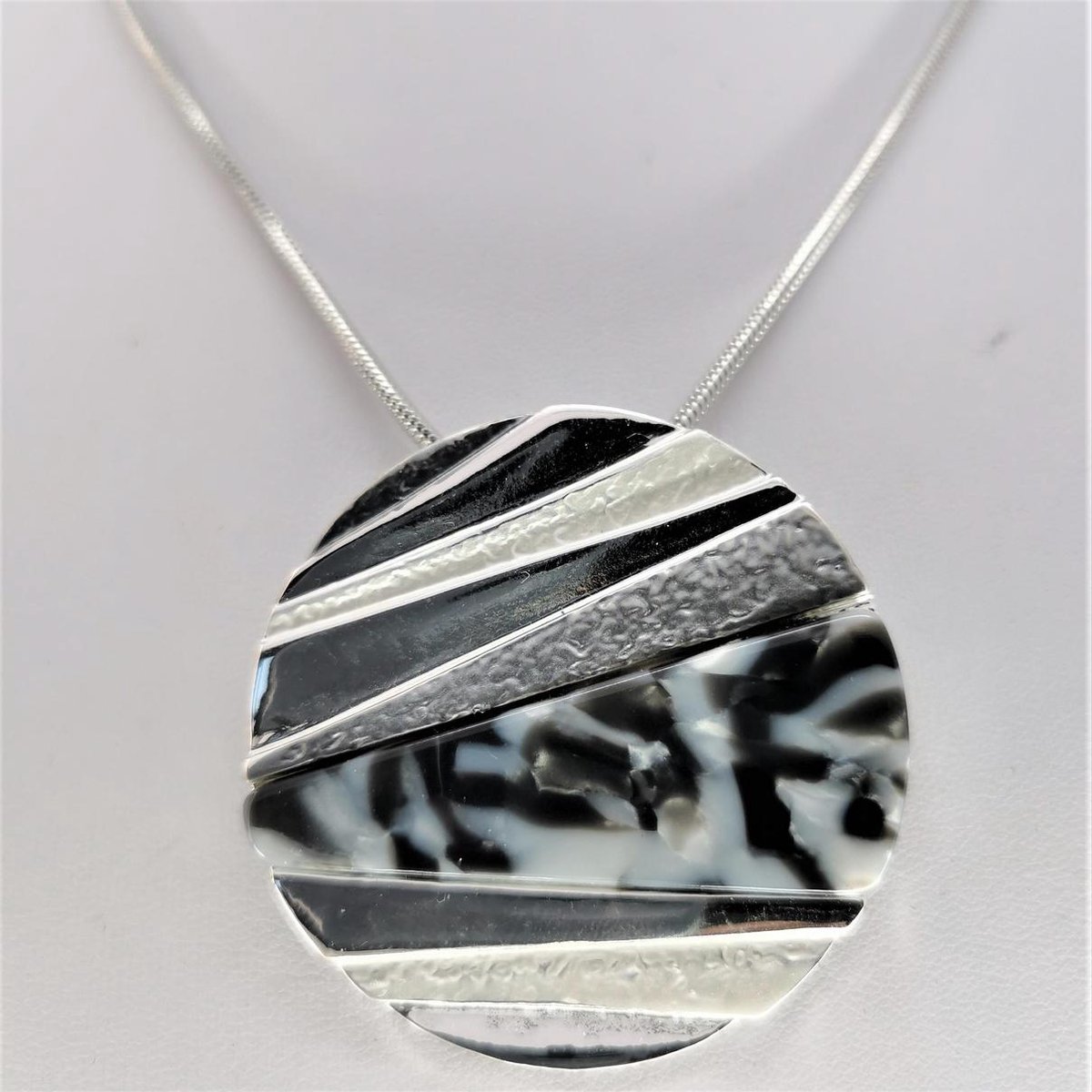 Edelstaal zilverkleurig ketting 45cm met R-Design hanger met driehoek boom hars dierprint.