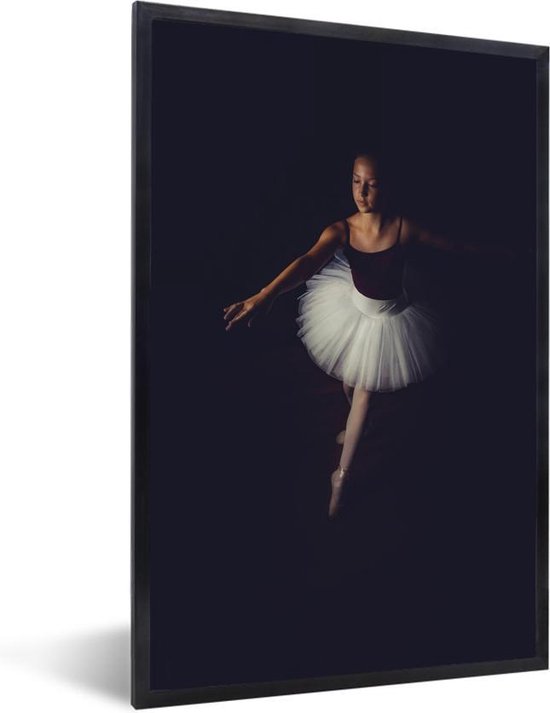 Fotolijst incl. Poster - Jonge ballerina op een zwarte achtergrond - 20x30 cm - Posterlijst