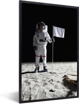 Photo dans le cadre - Un astronaute se tient à côté d'un drapeau blanc sur la lune Cadre photo noir 60x90 cm - Affiche dans le cadre (Décoration murale salon / chambre)