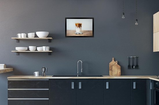 Photo encadrée - Une tasse de café glacé sur une table en bois cadre photo noir 30x20 cm - Affiche encadrée (Décoration murale salon / chambre)