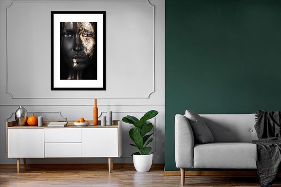 Image unique d'une femme maquillée aux nuances dorées. Le portrait est facile à combiner grâce aux couleurs noir et or 60x90 cm