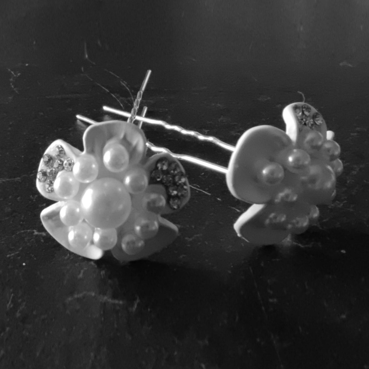 PaCaZa - Zilverkleurige Hairpins - Witte Bloem met Diamantjes en Pareltjes - 2 stuks