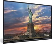 Fotolijst incl. Poster - Vrijheidsbeeld in New York tijdens zonsondergang - 60x40 cm - Posterlijst