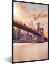 Fotolijst incl. Poster - Brooklyn Brug en de skyline van New York tijdens zonsondergang - 60x90 cm - Posterlijst