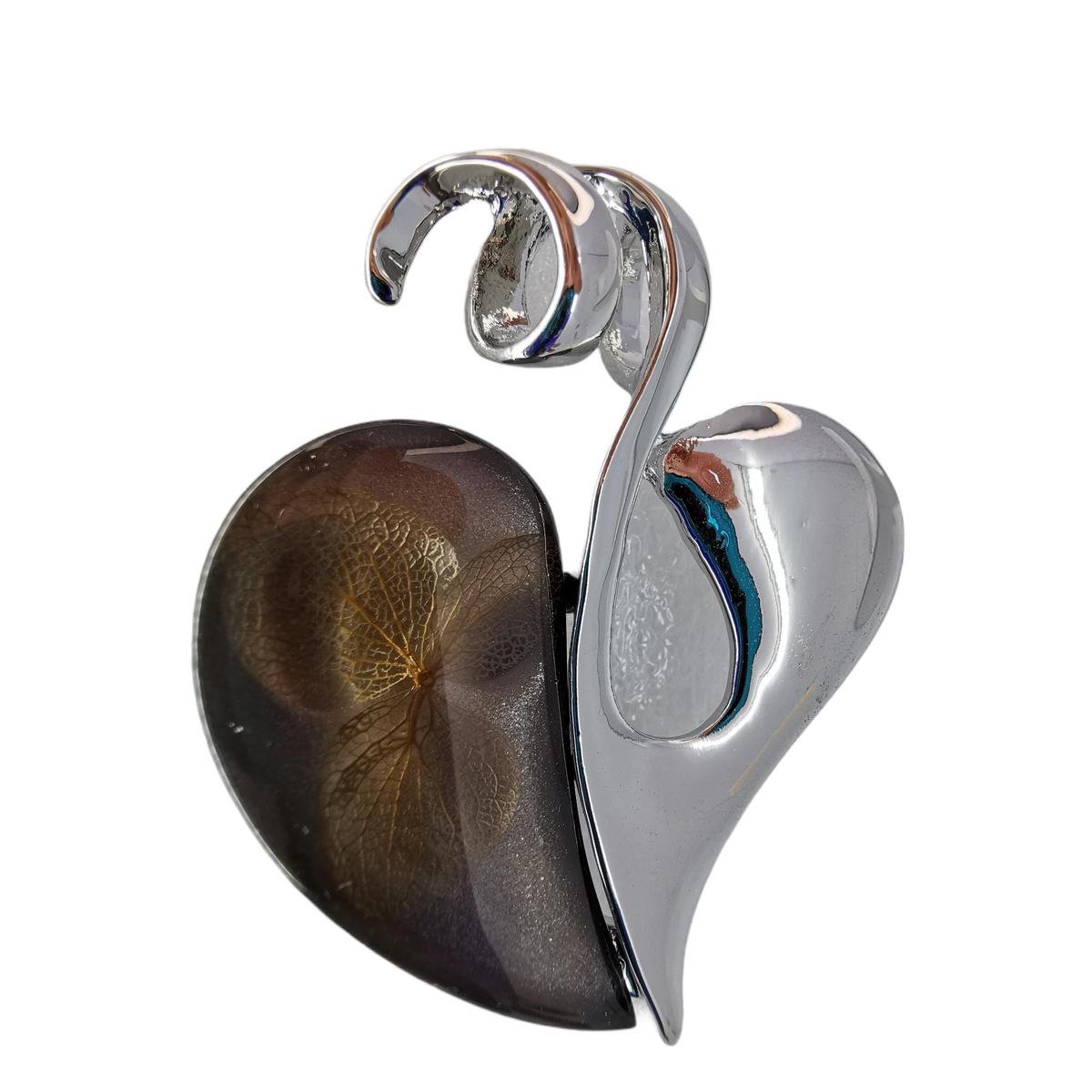 Hanger hart met ene helft boomhars met echte bloem erin en andere helft zilver kleur en steel van 3blad, krul, R-Design.