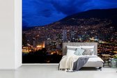 Behang - Fotobehang Luchtfoto van Medellín in Colombia in de nacht - Breedte 420 cm x hoogte 280 cm