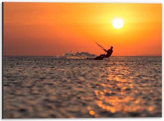 Dibond - Surfer in de Zee tijdens Zonsopkomst - 40x30cm Foto op Aluminium (Wanddecoratie van metaal)