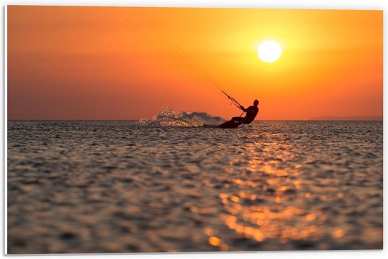 Forex - Surfer in de Zee tijdens Zonsopkomst - 60x40cm Foto op Forex