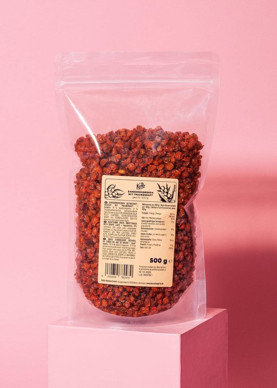 Een zak van 500 g gedroogde, gezoete duindoornbessen met druivensap, met een etiket.