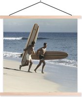 Posterhanger incl. Poster 60x45 cm - Schoolplaat - Vintage strandfoto van twee mannen met surfplanken - Textielposter - Blanke latten