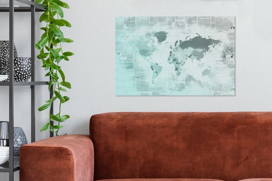 Wereldkaart aux couleurs bleu clair sur fond de papier journal 60x40 cm