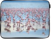 Laptophoes 17 inch - Groep flamingo's op het Nakurumeer in Kenia - Laptop sleeve - Binnenmaat 42,5x30 cm - Zwarte achterkant