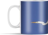 Mok - Fantastische grote zilverreiger neemt vlucht door blauwe lucht - 350 ml - Beker
