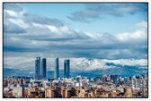 Industriële skyline van Madrid voor besneeuwde bergen - Foto op Akoestisch paneel - 90 x 60 cm
