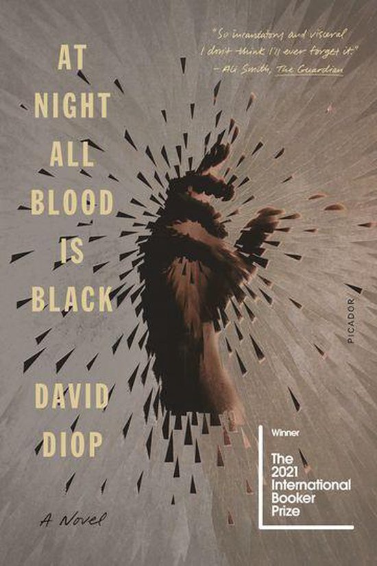 Boekhoes met de titel 'AT NIGHT ALL BLOOD IS BLACK' en een hand die omhoog rijst uit een explosie van zwarte vormen. Winnaar van de International Booker Prize 2021.