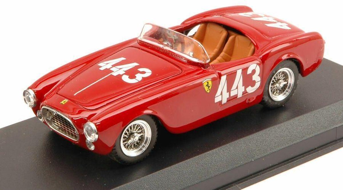 De 1:43 Diecast Modelcar van de Ferrari 225S Spider #443 van de Giro Di Scilia in 1952. De coureurs waren Taruffi en Vandelli. De fabrikant van het schaalmodel is Art-Model. Dit model is alleen online verkrijgbaar